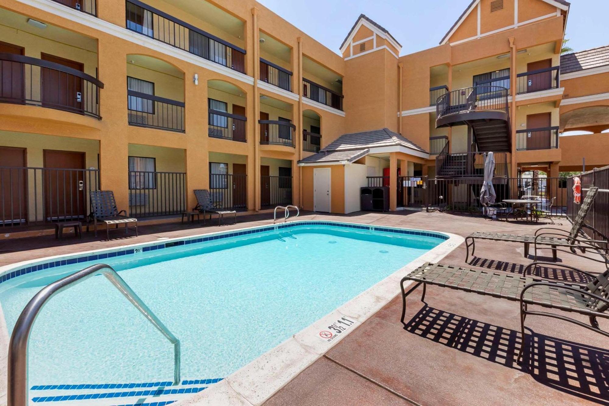 Quality Inn & Suites Westminster Seal Beach Eksteriør bilde